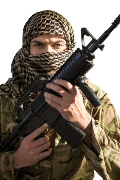 Soldat håller ett gevär — Stockfoto