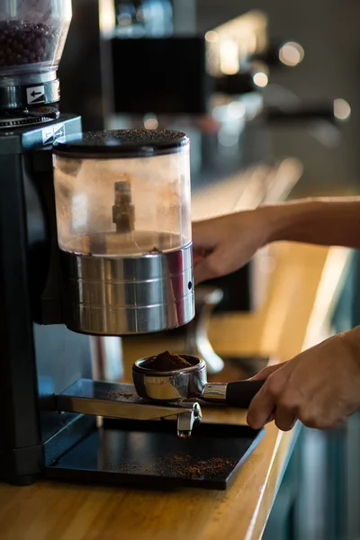 Portafilter tutan garson çekilmiş kahve ile dolu — Stok fotoğraf