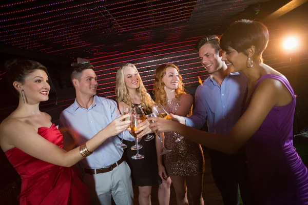 Vrienden roosteren glazen van champagne — Stockfoto