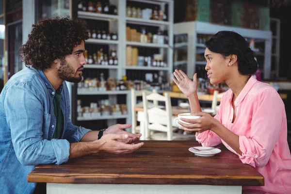 Pareja interactuando entre sí — Foto de Stock