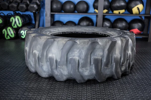 체육관에서 고무 타이어 — 스톡 사진