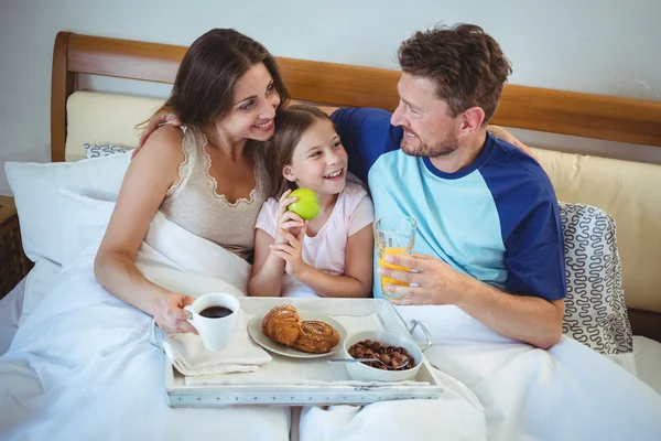 Pais com filha tomando café da manhã — Fotografia de Stock