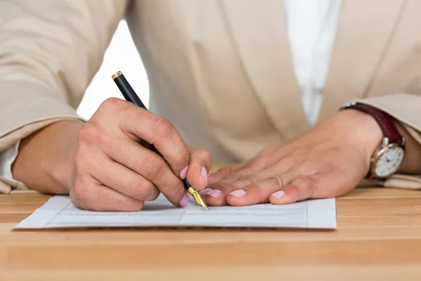 Femme d'affaires remplissant le formulaire de contrat d'assurance dans le bureau — Photo