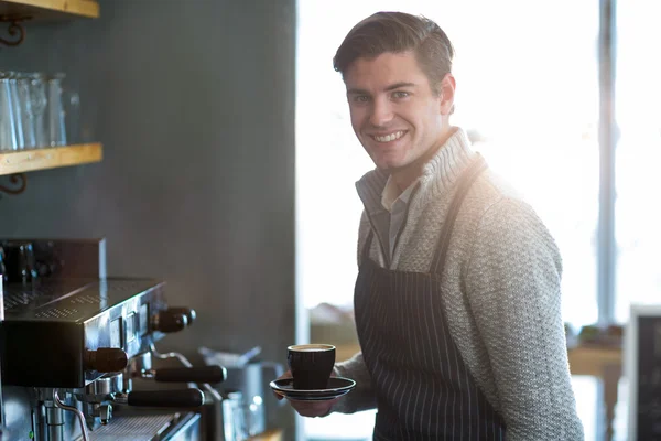 Garson holding fincan kahve — Stok fotoğraf