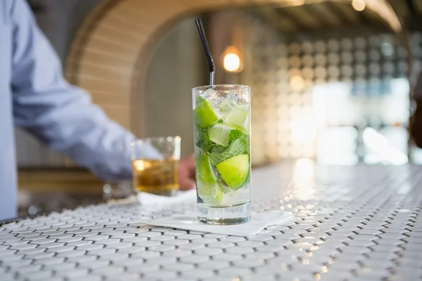 Bicchiere di gin sul bancone del bar — Foto Stock