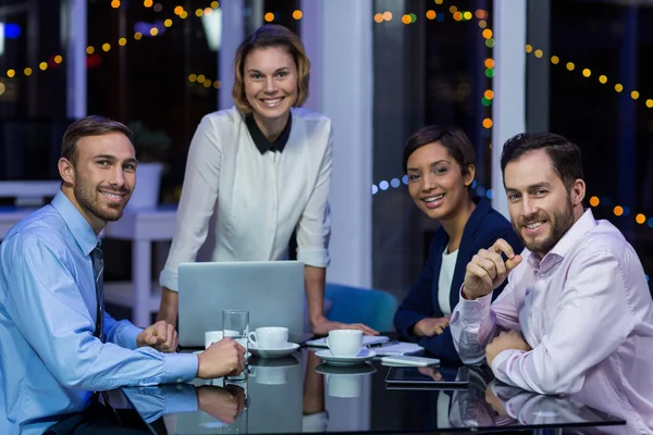 Des hommes d'affaires souriants au bureau la nuit — Photo