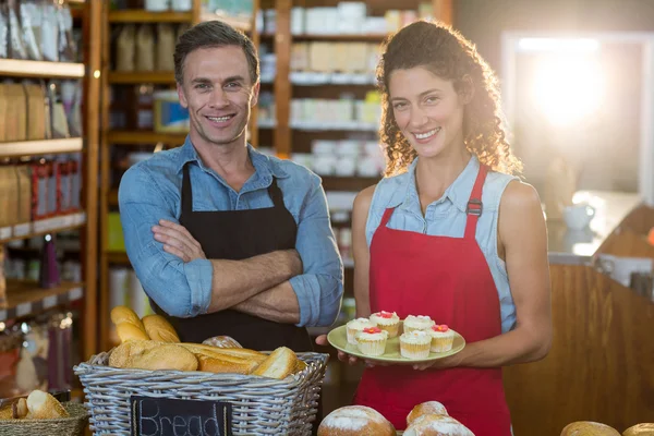 Personalen stående på bageri counter — Stockfoto