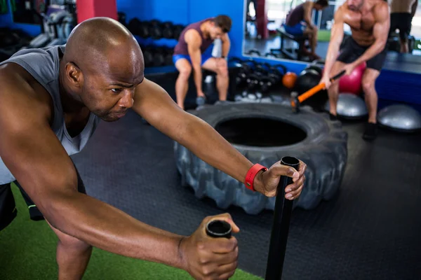 Mann trainiert im Fitnessstudio — Stockfoto