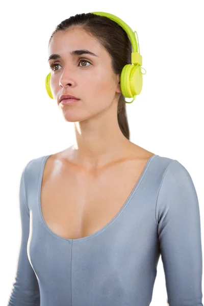 Frau im Trainingsanzug trägt Kopfhörer — Stockfoto