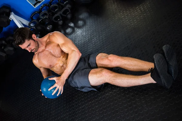 Ung man med övning boll i gymmet — Stockfoto