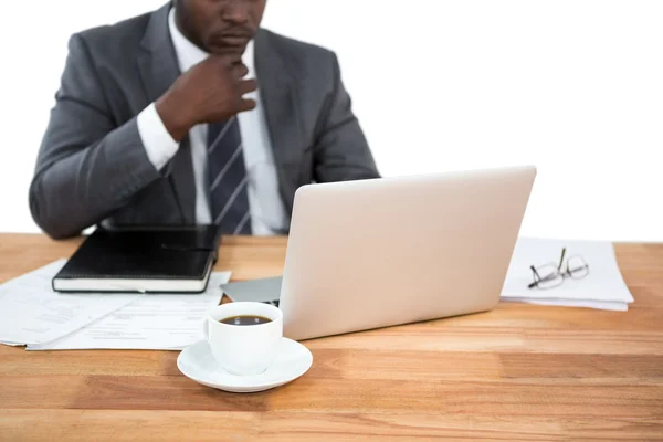 Zakenman werkt aan laptop — Stockfoto