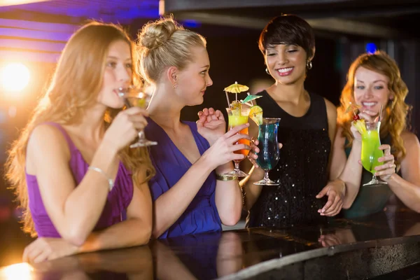 Друзья пьют коктейль в баре — стоковое фото