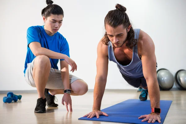 Instructor de fitness ayudando al hombre fitness —  Fotos de Stock