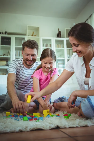 Eltern und Tochter spielen mit Bausteinen — Stockfoto