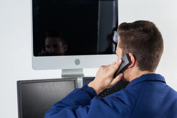 Офицер безопасности разговаривает по телефону — стоковое фото