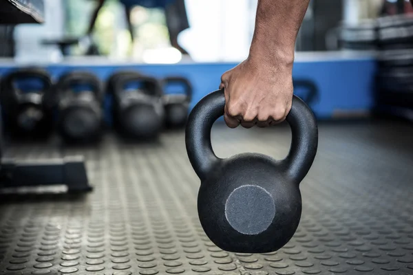 Abgeschnittenes Bild einer Person, die eine Kettlebell hält — Stockfoto