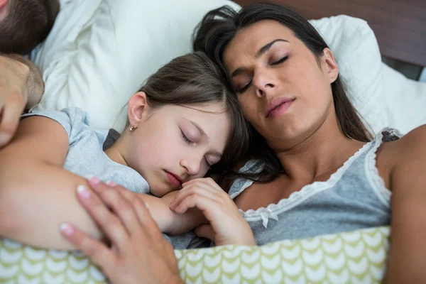 Madre e hija durmiendo juntas en el dormitorio — Foto de Stock