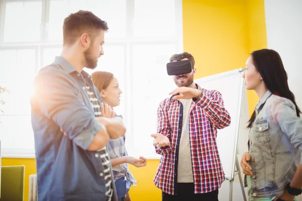 Geschäftsmann trägt Virtual-Reality-Headset — Stockfoto