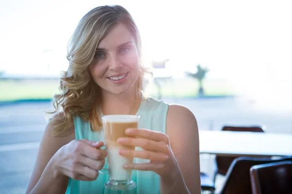 Smiling woman holding a coffee cup — Stock Photo, Image