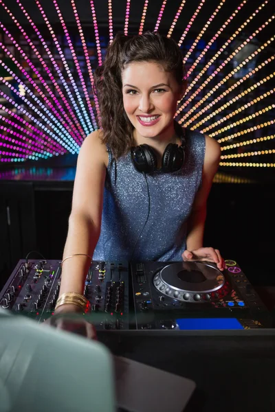 Muito feminina DJ tocando música — Fotografia de Stock