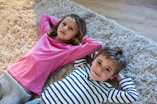 Barn som ligger på golvet — Stockfoto