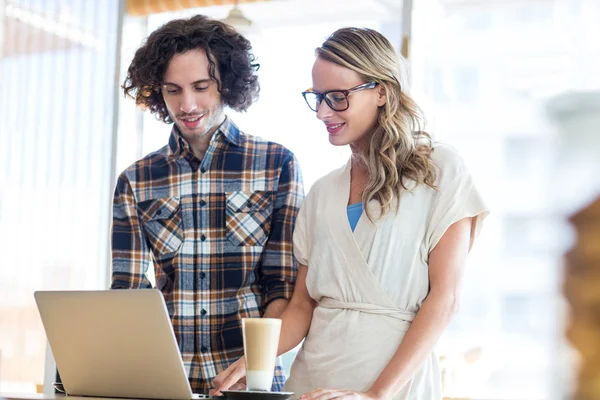 Couple using laptop in cafe — Stock Photo, Image