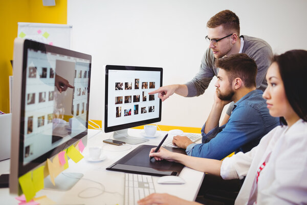 Colleghi che discutono all'ufficio creativo — Foto Stock