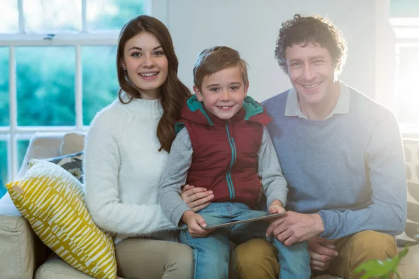 Glückliche Familie mit digitalem Tablet — Stockfoto