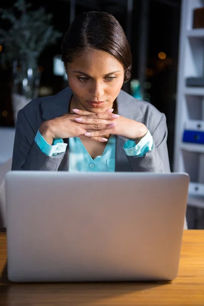 Zakenvrouw Werken op Laptop — Stockfoto