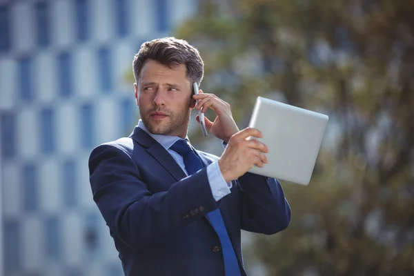 Empresario hablando por teléfono móvil — Foto de Stock