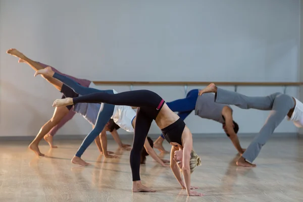 People performing stretching exercise — Stock Photo, Image