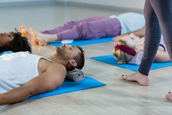 Group of people performing yoga — Stock Photo, Image