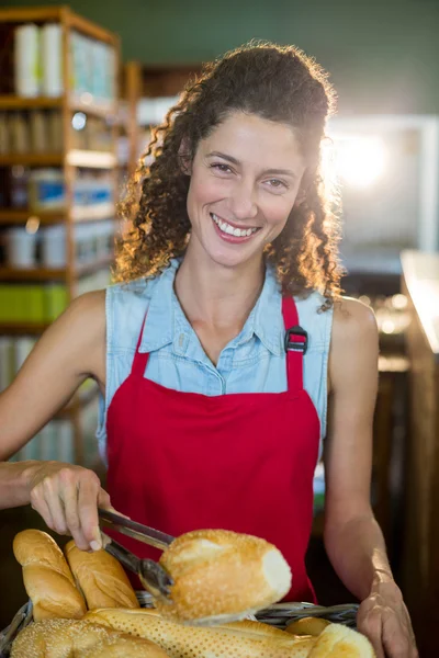 Personale femminile che lavora in panetteria — Foto Stock