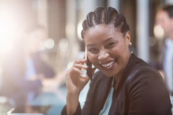 Mujer de negocios hablando de teléfono móvil —  Fotos de Stock