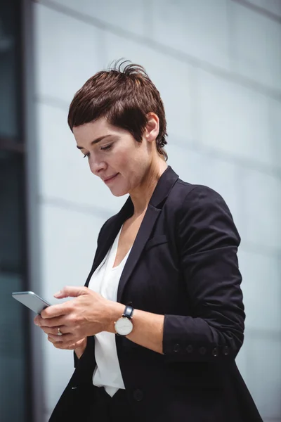 Affärskvinna som använder mobiltelefon — Stockfoto