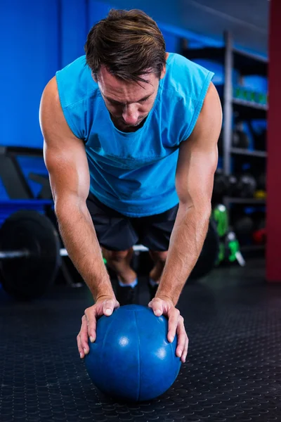 Athlète masculin avec balle dans la salle de gym — Photo