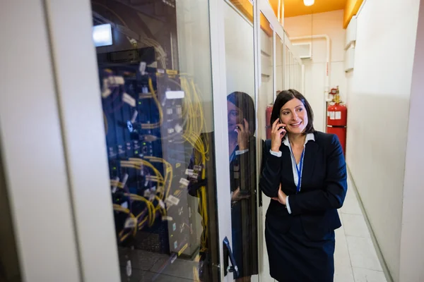 Técnico hablando por teléfono móvil —  Fotos de Stock