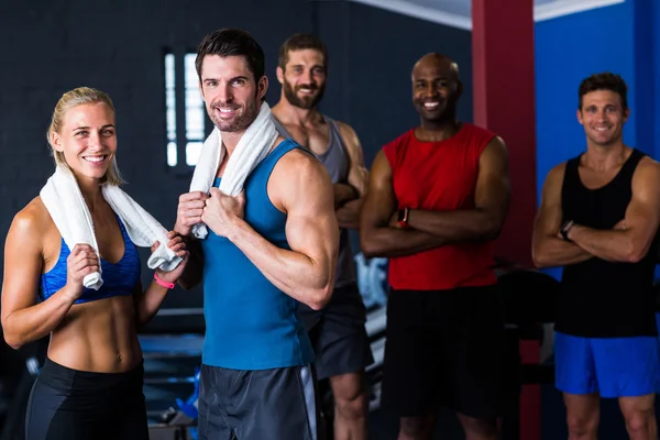 Heureux amis multi-ethniques dans la salle de gym — Photo