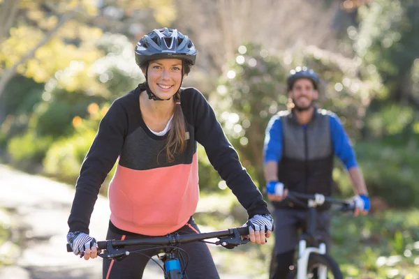 Biker casal de ciclismo no campo — Fotografia de Stock