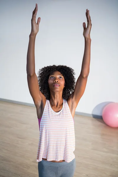 Kvinnan utför stretching motion — Stockfoto