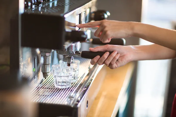 Waitress making cup of coffee — Stock Photo, Image