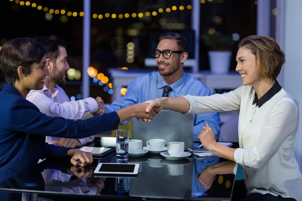 Imprenditori che si stringono la mano — Foto Stock