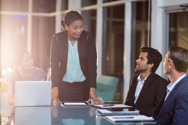 Imprenditrice che interagisce con i colleghi nell'incontro — Foto Stock