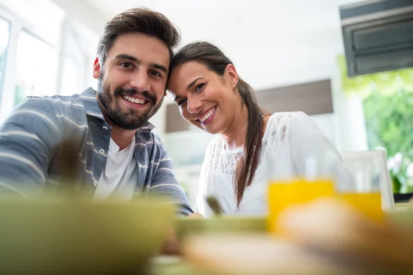 Porträt eines Paares beim Frühstück — Stockfoto