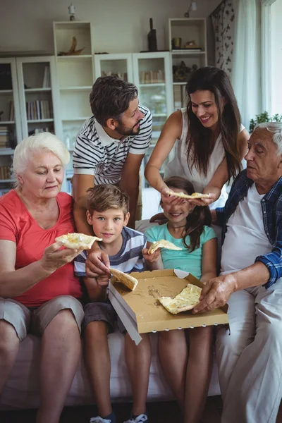 Famiglia multi-generazione che mangia pizza — Foto Stock