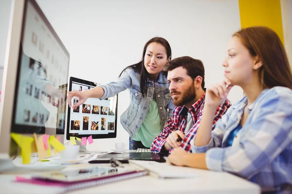 Geschäftsfrau zeigt Mitarbeitern Computerbildschirm — Stockfoto