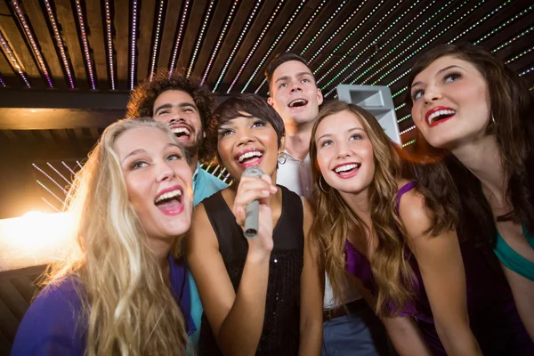 Grupo de amigos cantando música juntos — Fotografia de Stock