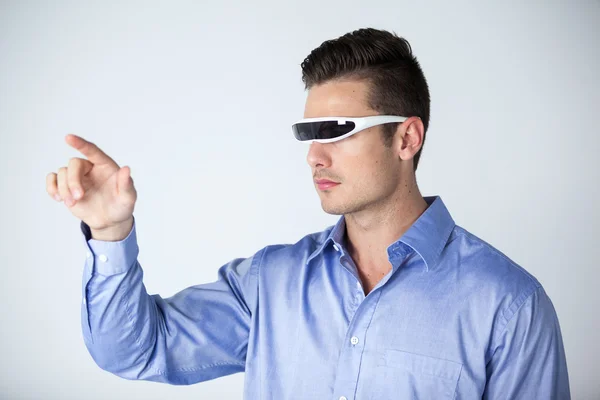 Man använder virtuella video glasögon — Stockfoto