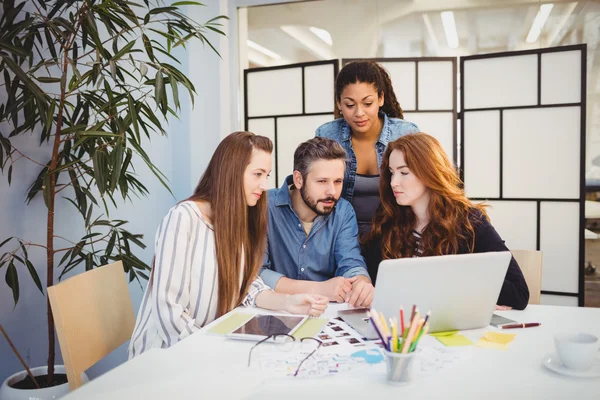 Geschäftsleute nutzen Laptop — Stockfoto