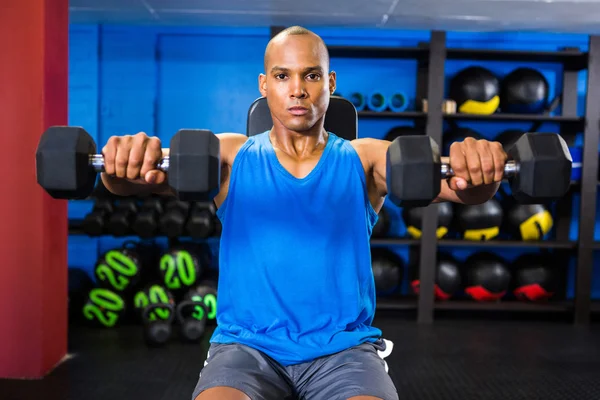 Athlète masculin faisant de l'exercice dans un studio de fitness — Photo